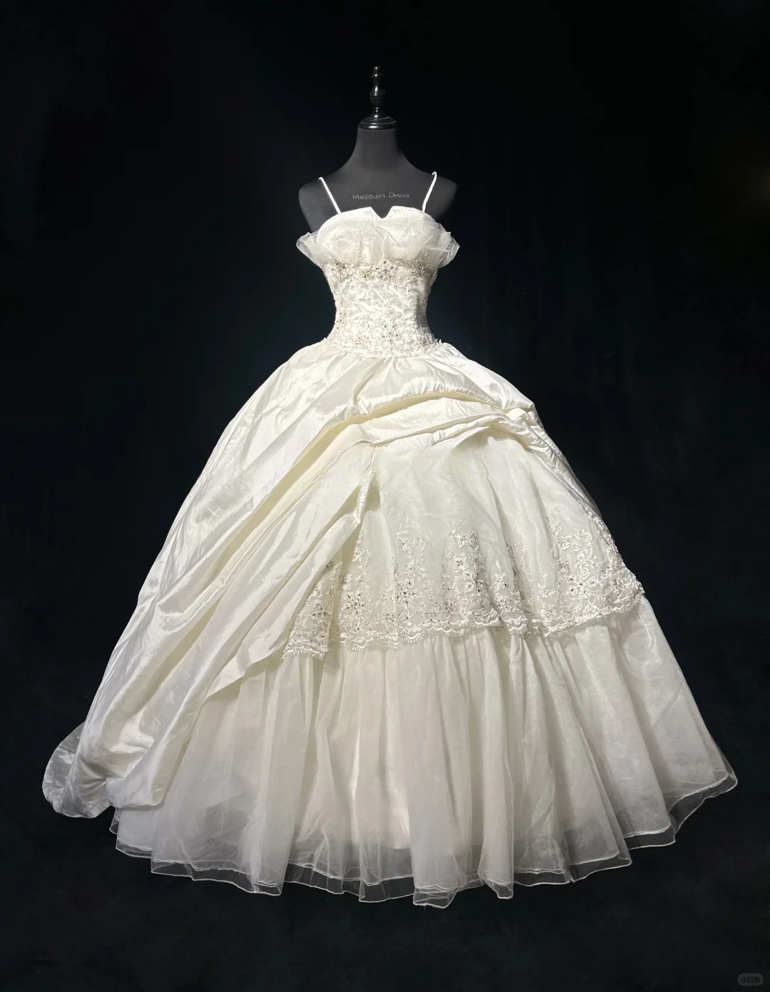 Robe de mariée vintage ivoire à corsage perlé, coupe trapèze, tulle superposé, bretelles amovibles, DP7115