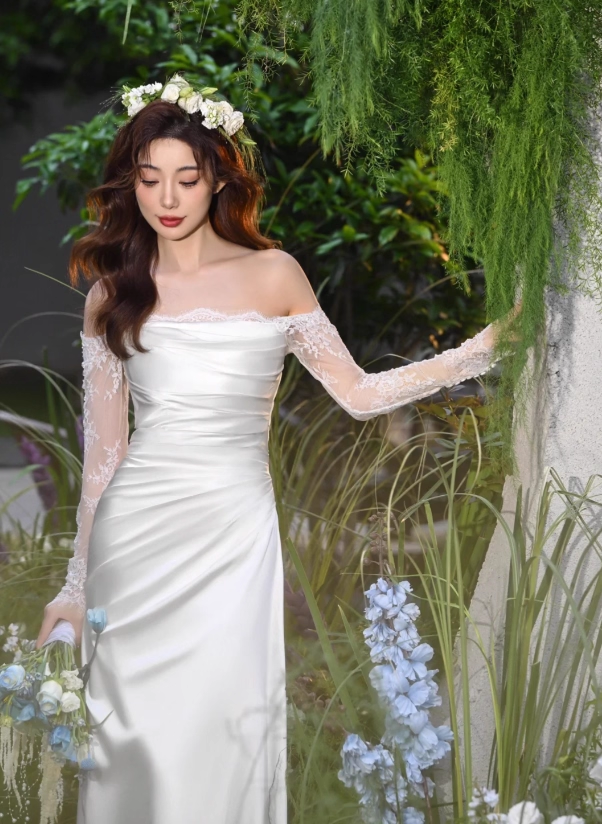 Robe de mariée élégante en satin blanc, épaules dénudées, coupe fourreau, manches en dentelle, DP7202