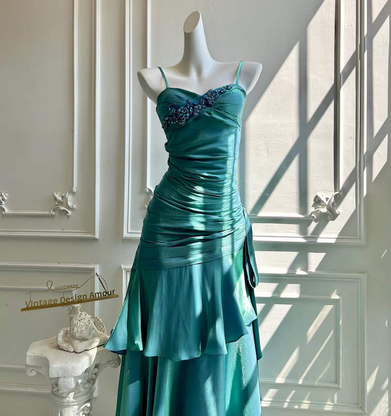Türkisblaues Vintage Chiffon-Ballkleid mit Rüschen, Stufenrock und Spaghettiträgern im Meerjungfrauen-Stil DP8400