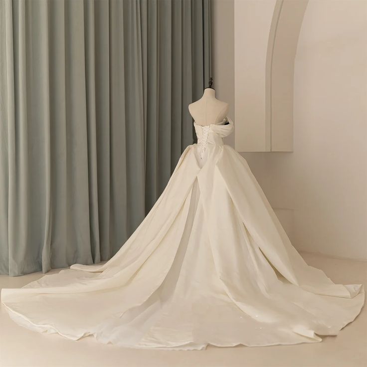 Elegantes, trägerloses Brautkleid in A-Linie aus Satin, Modell DP7058