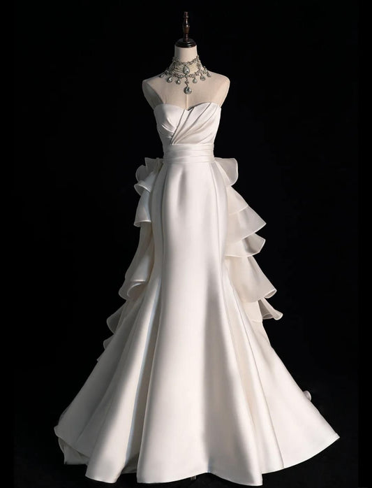 Glamouröses, trägerloses Brautkleid im Meerjungfrauenstil aus Satin mit Rüschen DP7043