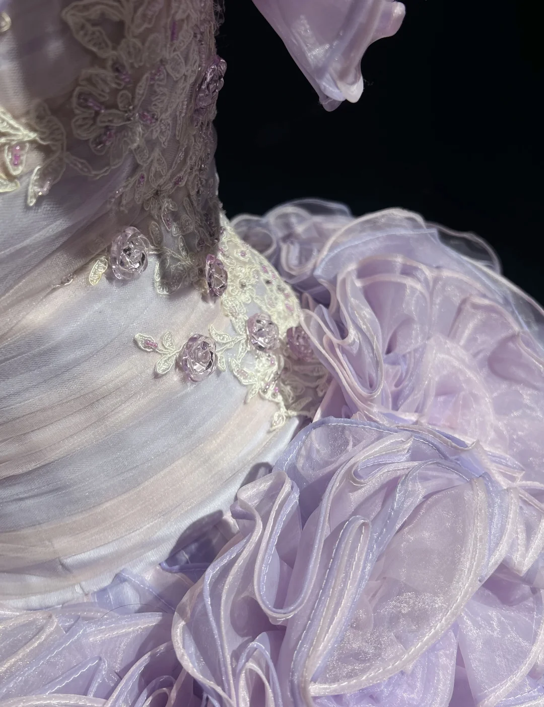 Robe de bal élégante lilas sans bretelles, à volants superposés et applications florales, coupe trapèze, pour quinceañera DP7109