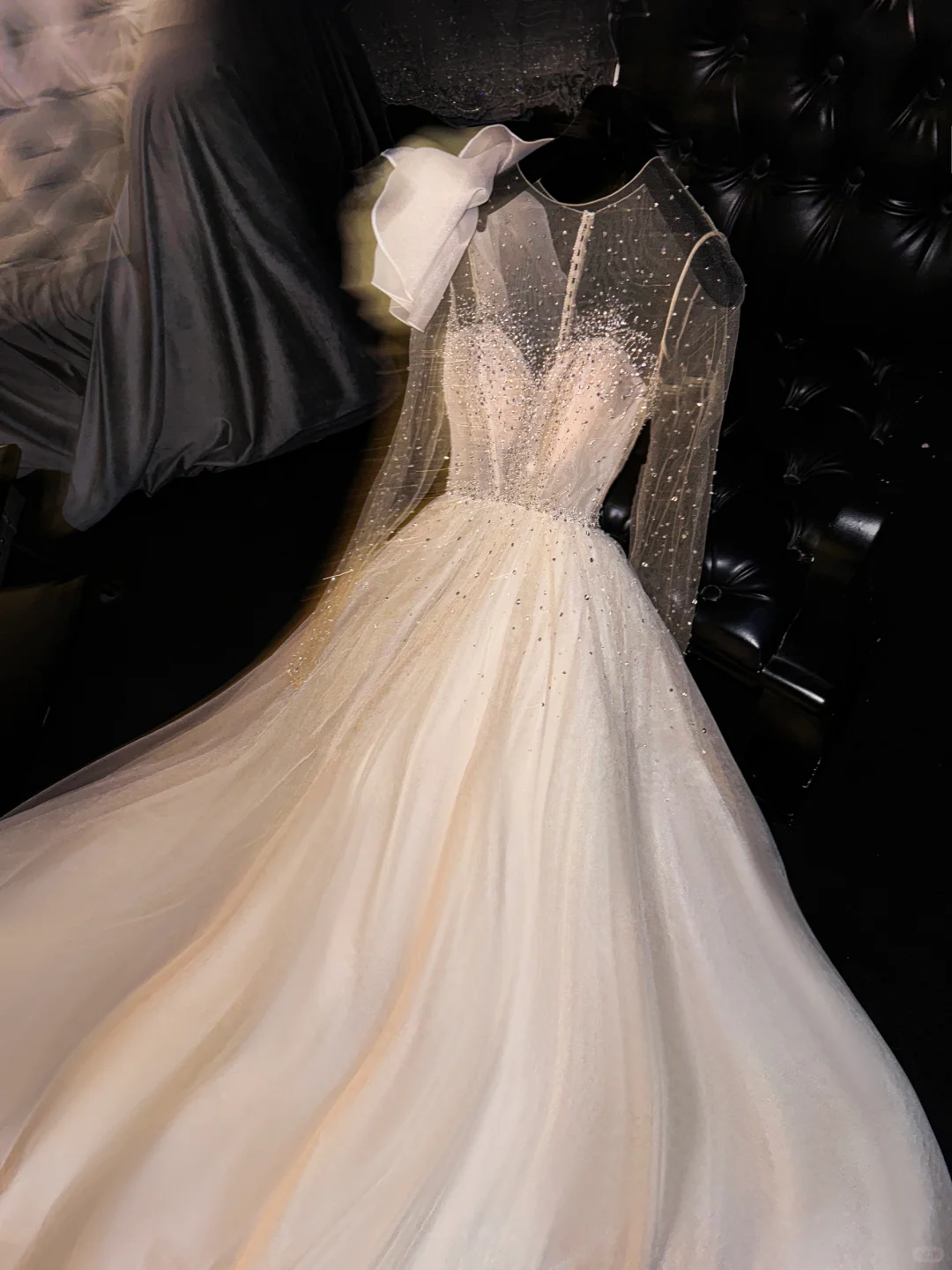 Robe de mariée glamour et vaporeuse en tulle champagne, corsage transparent orné de perles DP7321