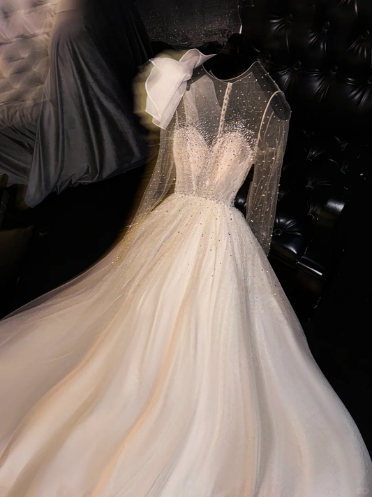 Robe de mariée glamour et vaporeuse en tulle champagne, corsage transparent orné de perles DP7321