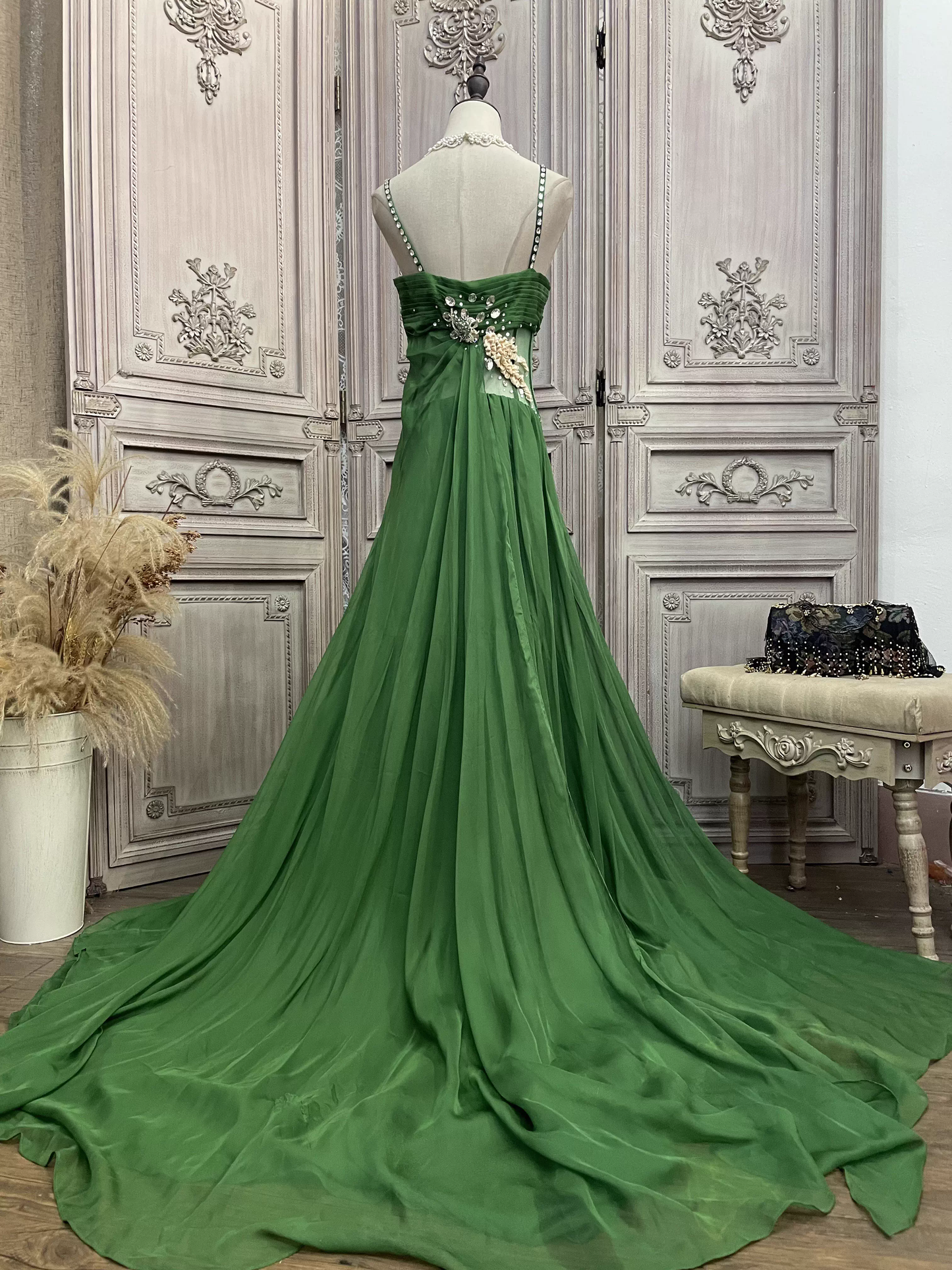 Vintage smaragdgrünes trägerloses Chiffon-Abendkleid in A-Linie mit Perlenbesatz und Schleppe, formelles Ballkleid DP7601