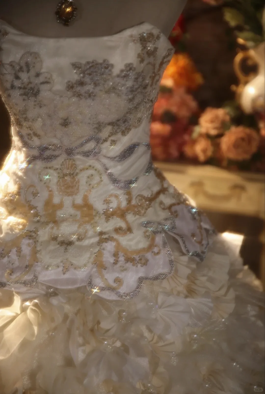 Vintage elfenbeinfarbenes trägerloses Ballkleid mit Perlenstickerei und Rüschen aus Tüll für Sweet 15 Quinceañera DP7557