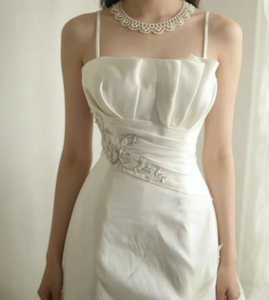 Robe de mariée vintage blanche en satin à fines bretelles, broderies et corsage froncé, coupe trapèze DP7641