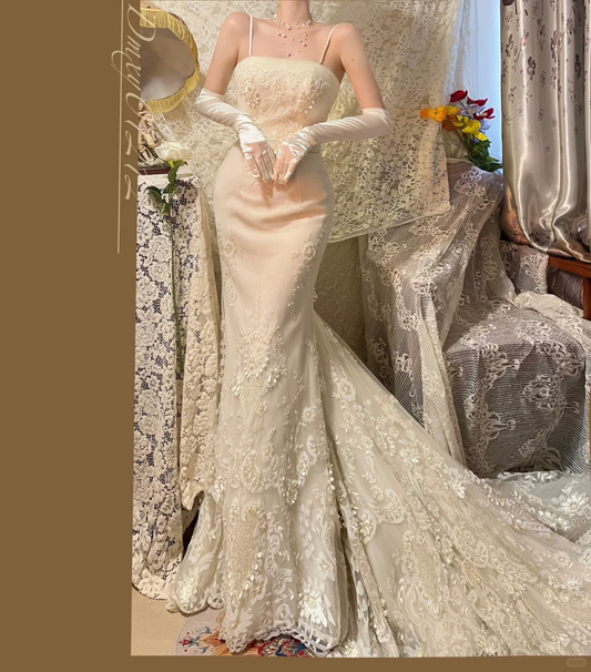 Robe de mariée sirène vintage à fines bretelles spaghetti, broderies en dentelle délicate et traîne luxueuse DP7258