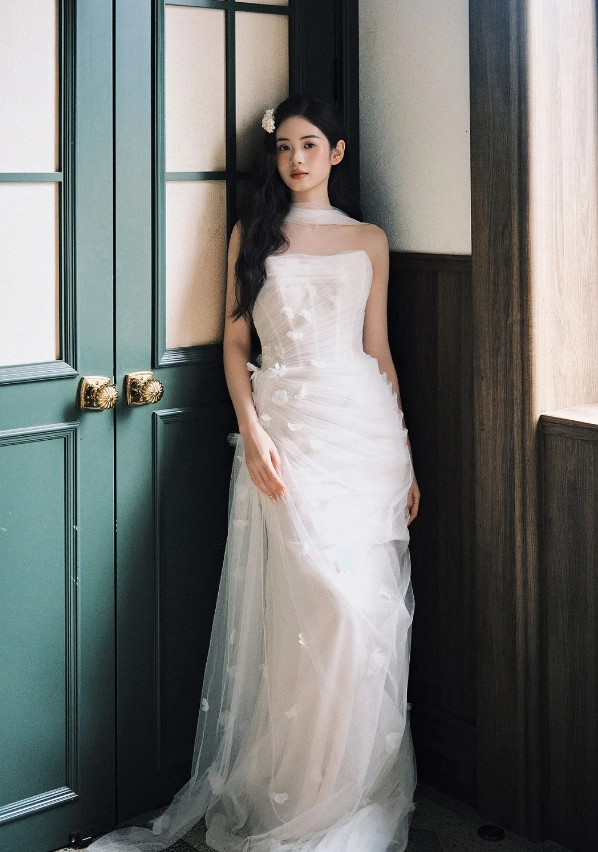 Ethereal Butterfly-Embellished Tulle Wedding Dress Sheath Strapless Bridal Gown DP7204