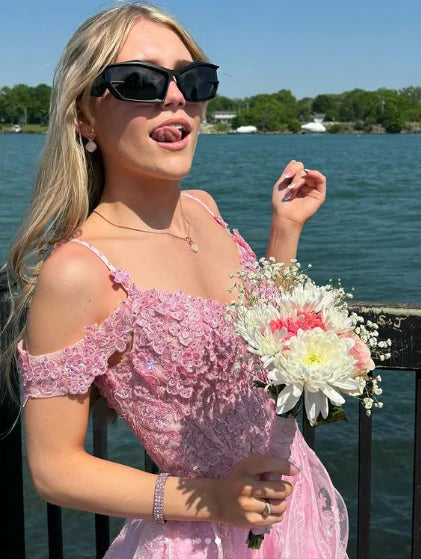 Elegantes pinkfarbenes, schulterfreies A-Linien-Ballkleid mit Spitzenapplikationen, Rüschen und Tüll-Abendkleid DP8233