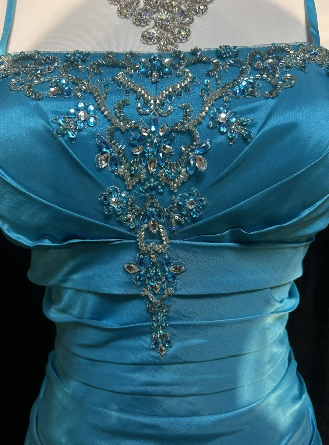 Robe de soirée longue style sirène bleue à bretelles spaghetti et perles, DP5329