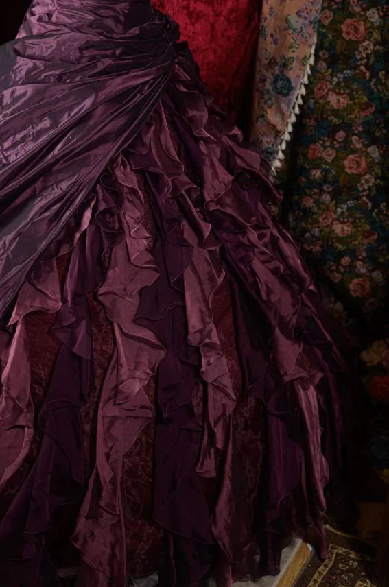 Vintage, tiefviolettes, trägerloses Ballkleid mit Perlenbesatz, Rüschen und Lagen für Sweet 15 Quinceañera DP7867