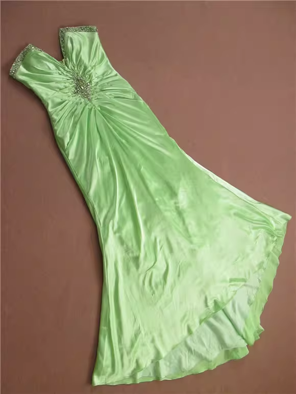 Elegantes hellgrünes trägerloses Abendkleid mit Perlenbesatz am Oberteil, Satin-Abendkleid DP7614
