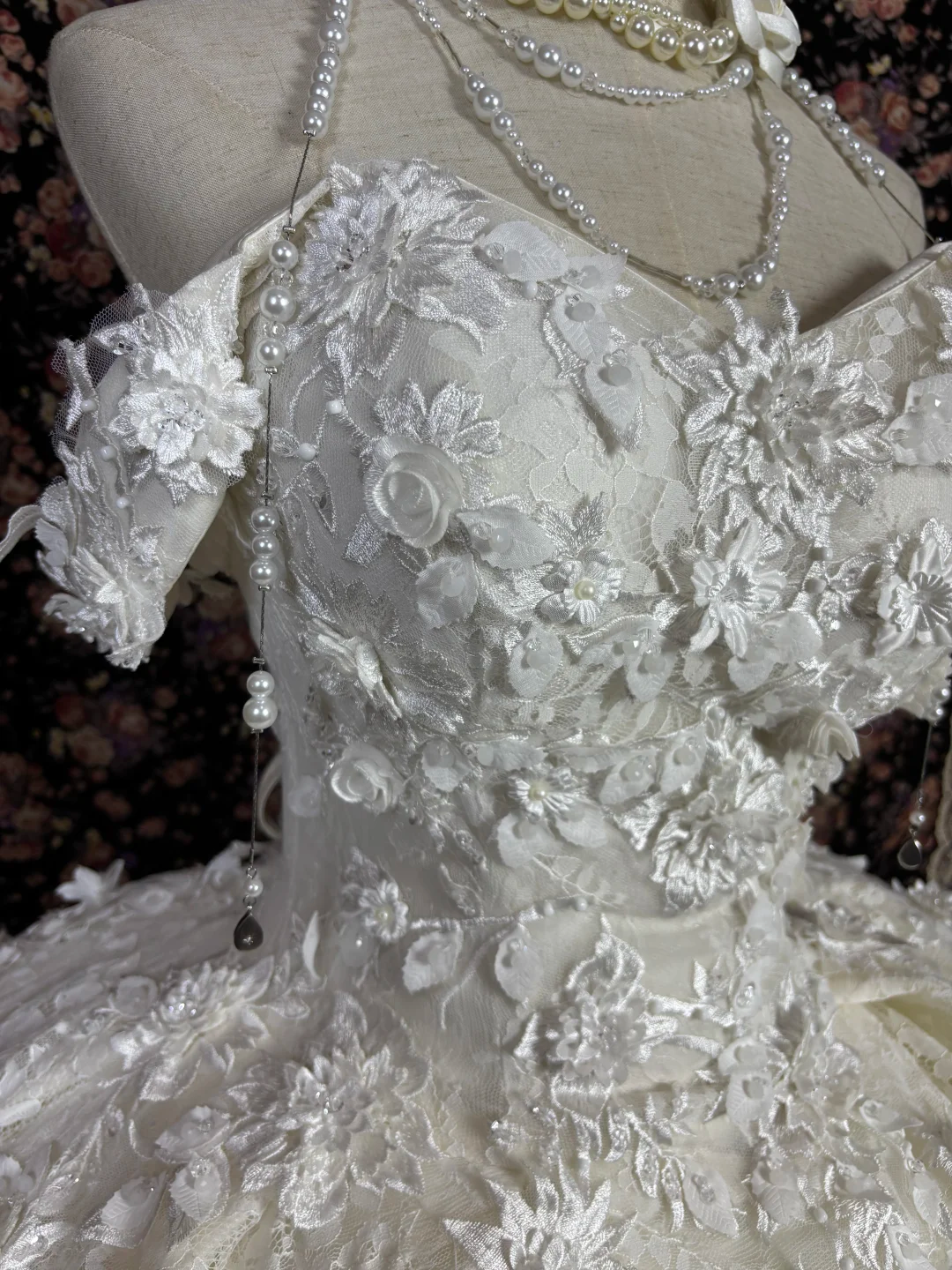 Robe de mariée vintage à broderies florales, coupe trapèze, épaules dénudées DP7067