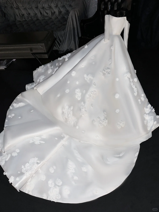Robe de mariée glamour en satin blanc, coupe trapèze, épaules dénudées, ornée d'appliqués DP7323