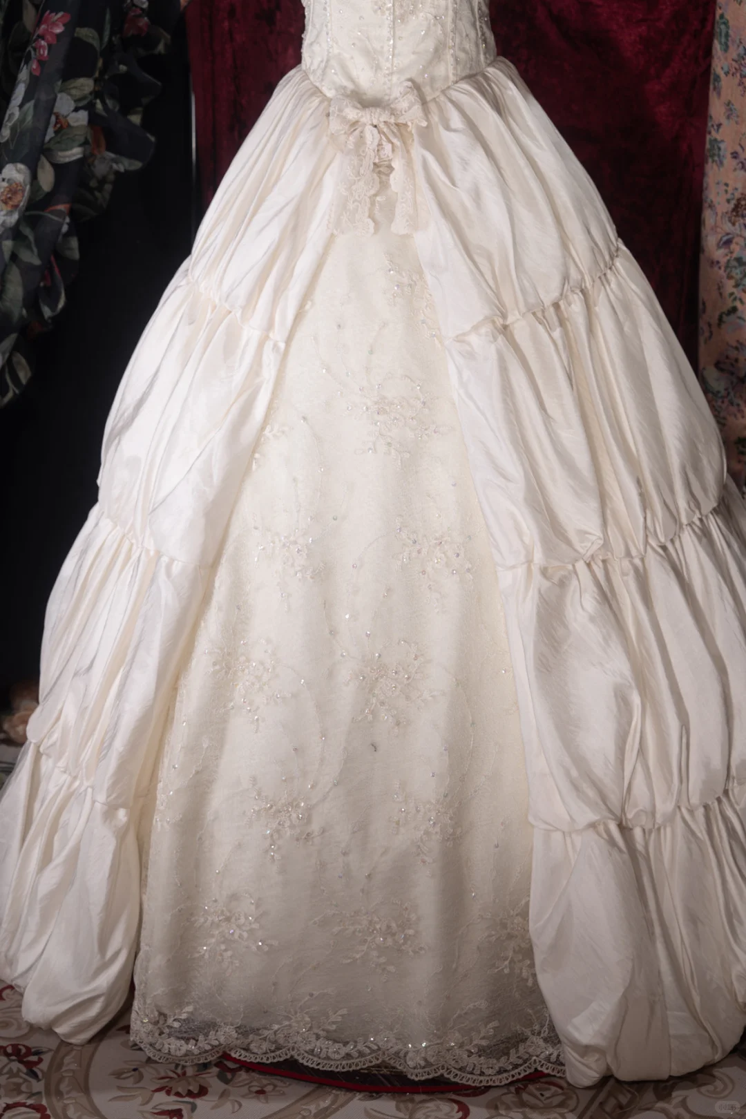 basque lace dress Basque Waist Wedding Dress with Voluminous Tulle Princess Skirt main image 1