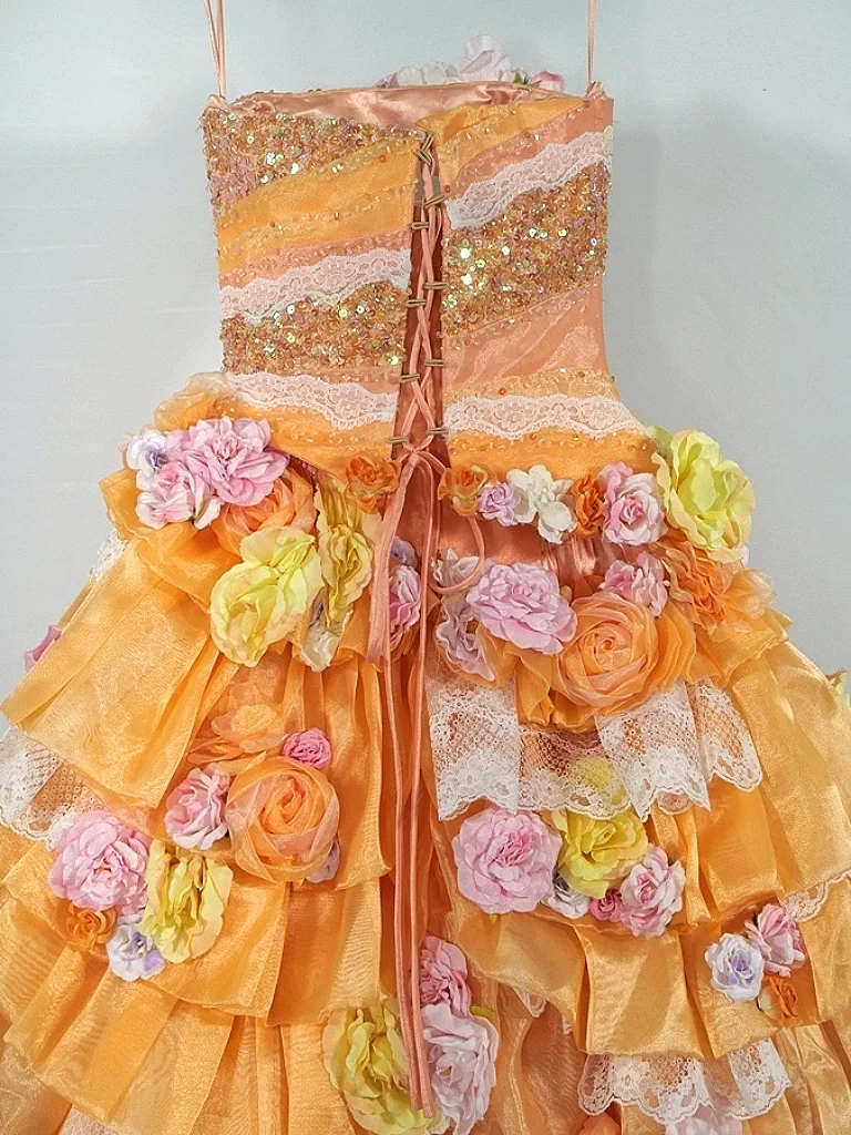 Glamouröses, trägerloses, dreidimensionales, florales A-Linien-Abendkleid mit Rüschen und Stufenbesatz sowie Perlenstickerei DP7554