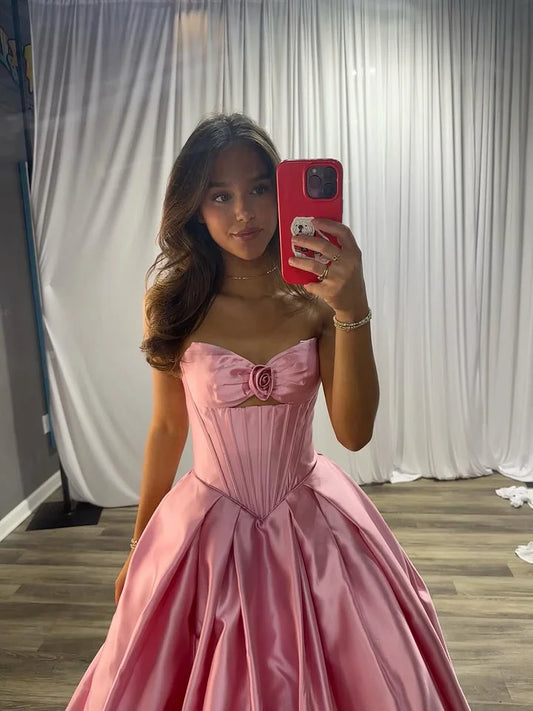Elegantes, trägerloses Ballkleid aus rosa Satin mit Rosenapplikationen und Korsett-Oberteil DP7866