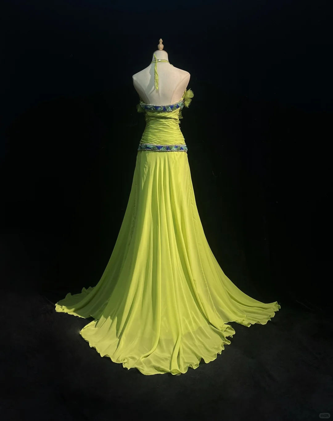 Glamouröses, limettengrünes Pailletten-Abendkleid mit Perlenbesatz, A-Linie und Neckholder, DP7108