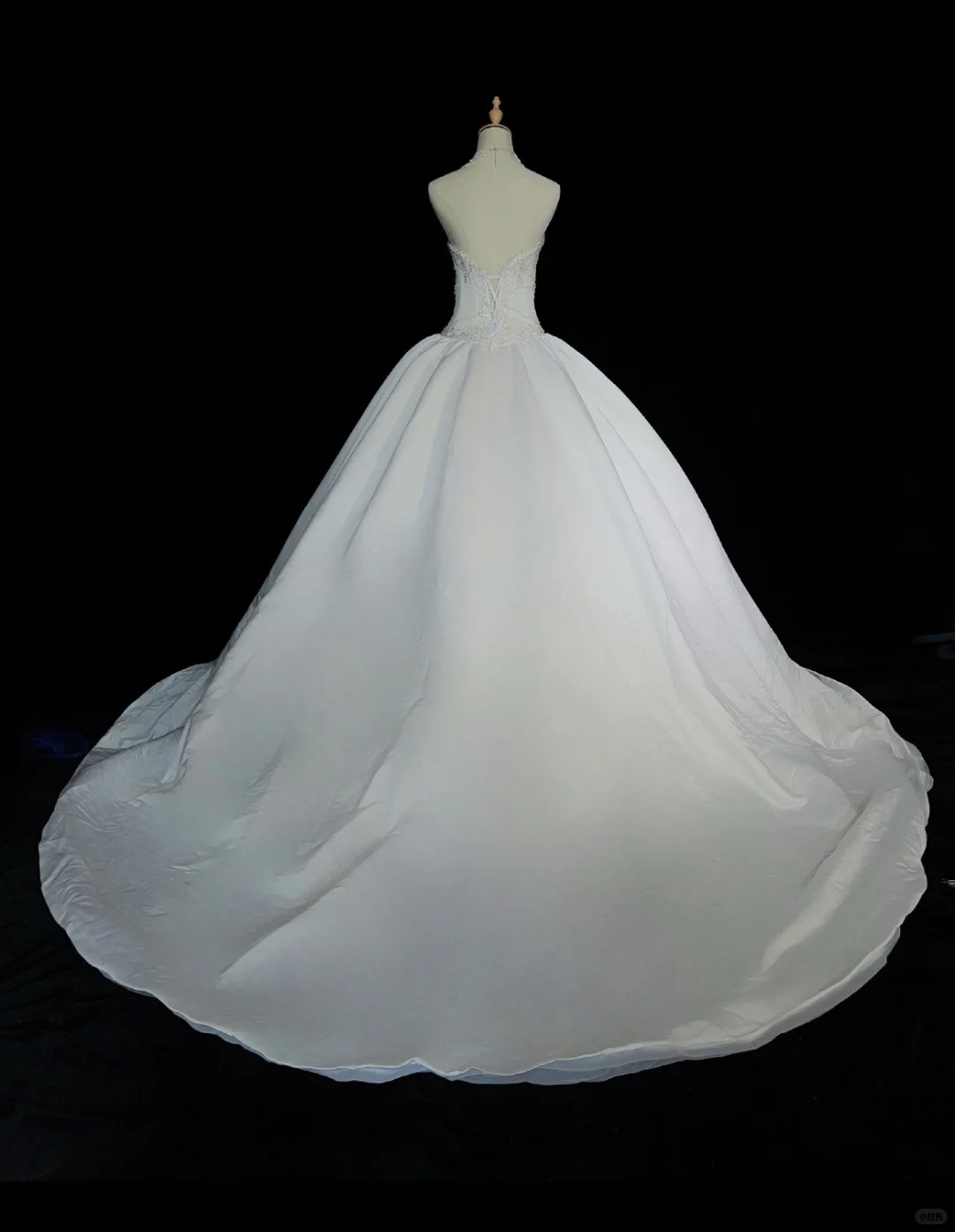 Robe de mariée vintage blanche à décolleté cœur, broderie de perles, en satin DP7111