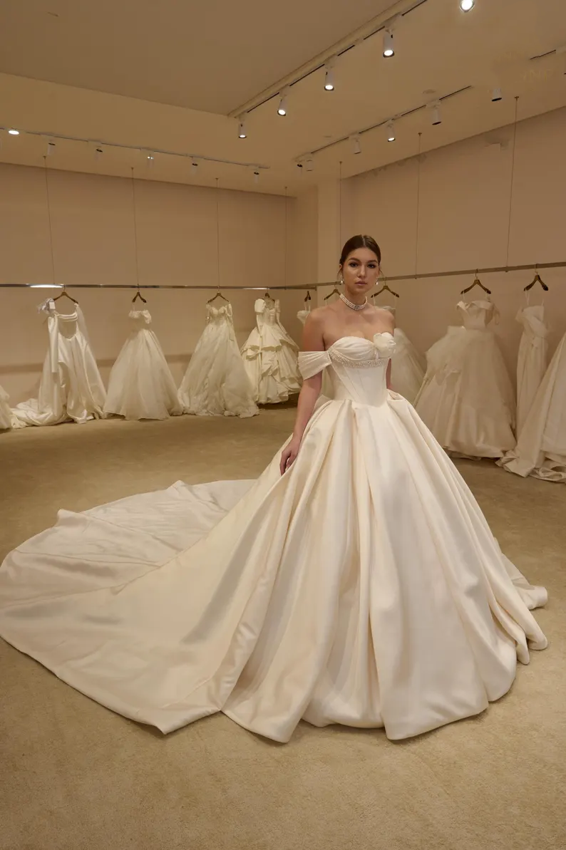 Robe de mariée classique en satin ivoire avec corset et coupe A, épaules dénudées DP8389