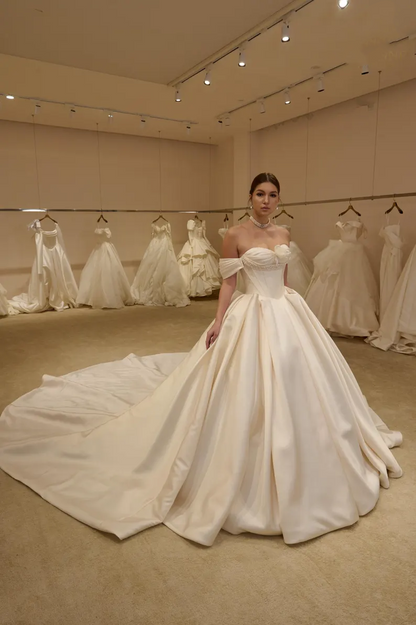 Robe de mariée classique en satin ivoire avec corset et coupe A, épaules dénudées DP8389