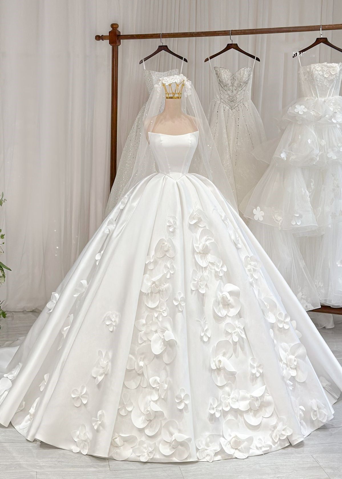 Robe de mariée bustier élégante en satin, coupe trapèze, ornée d'appliqués floraux 3D (DP7055)