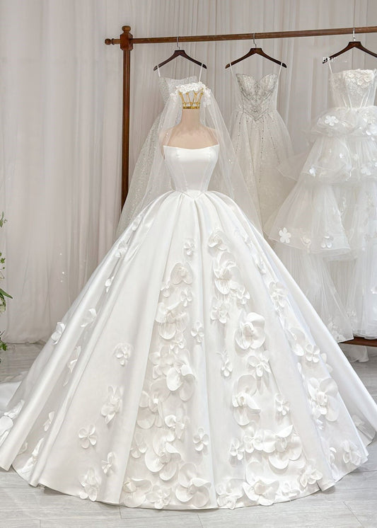 Elegantes, trägerloses Brautkleid mit 3D-Blumenapplikationen, A-Linie, Satin, DP7055