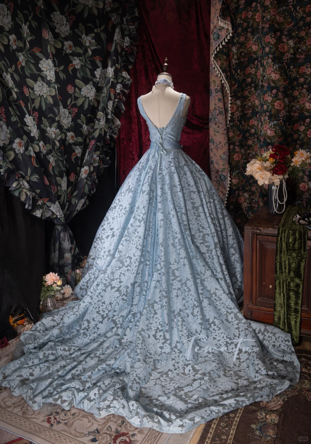 Elegant Blue Floral Lace Sleeveless V-Neck Ball Gown DP8351