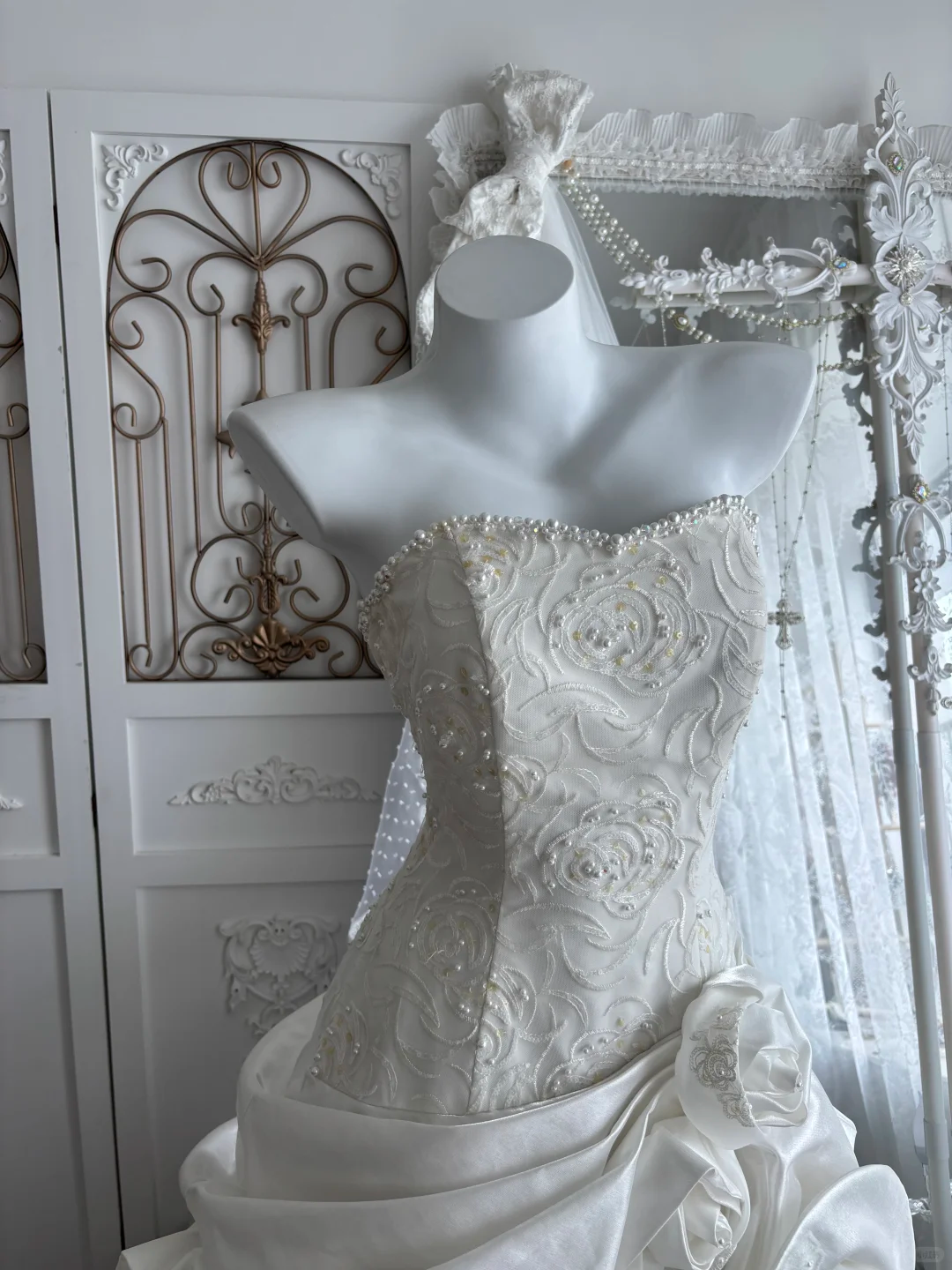 Vintage Strapless Ivory 3D Rose Wedding Dress Lace Embellished Ruffled DSProm Vintage Strapless Ivory 3D Rose Wedding Dress Lace Embellished Ruffled DSProm