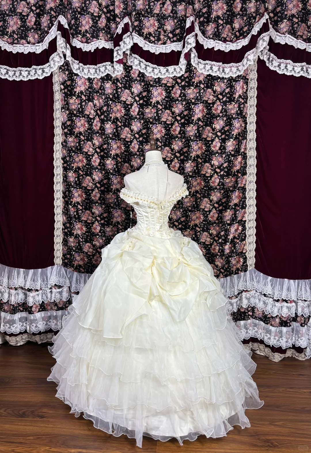 Vintage Ivory Off-Shoulder Wedding Dress A-Line Tiered Ruffles Bridal Gown DP7103