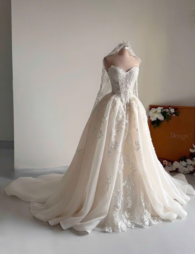 Classic Lace Applique Strapless Sweetheart Wedding Dress DP8390