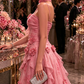 Robe de soirée glamour rose à fleurs 3D coupe trapèze à volants étagés et fines bretelles DP8405