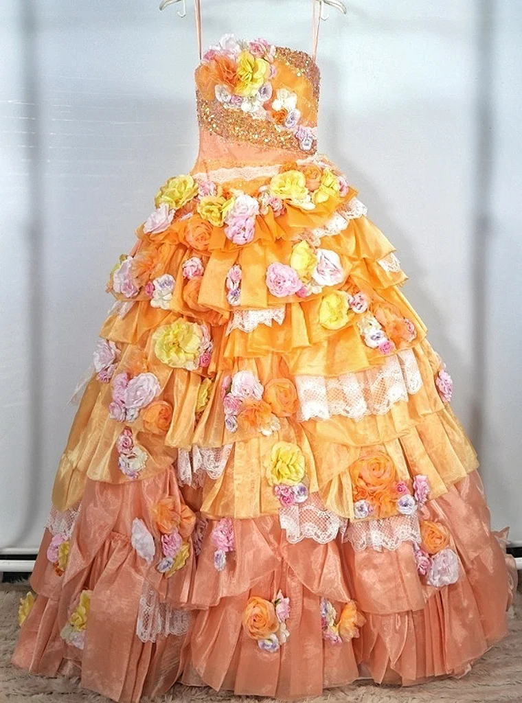 Glamouröses, trägerloses, dreidimensionales, florales A-Linien-Abendkleid mit Rüschen und Stufenbesatz sowie Perlenstickerei DP7554