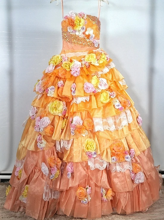 Glamouröses, trägerloses, dreidimensionales, florales A-Linien-Abendkleid mit Rüschen und Stufenbesatz sowie Perlenstickerei DP7554