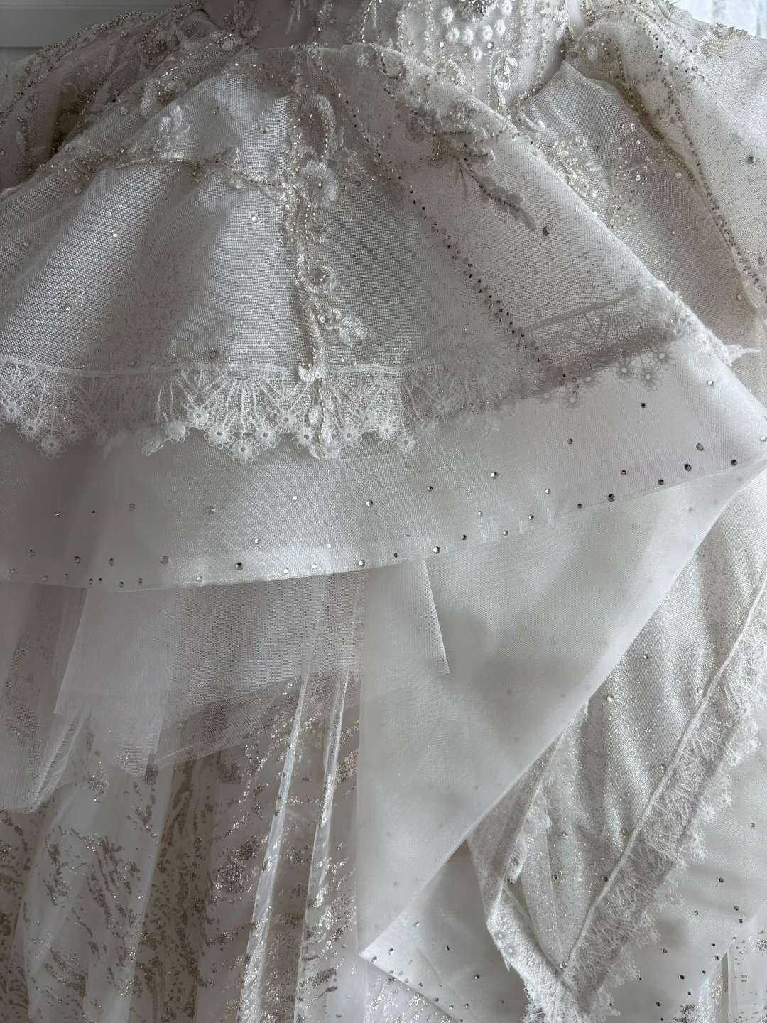 Luxury Off-the-Shoulder Sweetheart Ball Gown Wedding Dress Glitter Tulle Beaded Lace Tiered Bridal Gown with Train DP8136