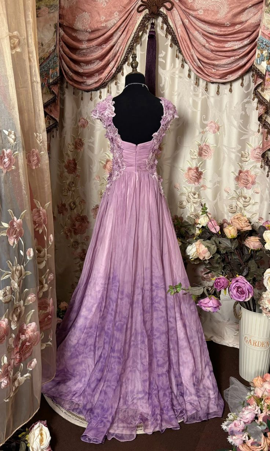Vintage-Abendkleid in Flieder mit 3D-Blumenapplikationen aus Spitze und Herzausschnitt, A-Linie, DP7579