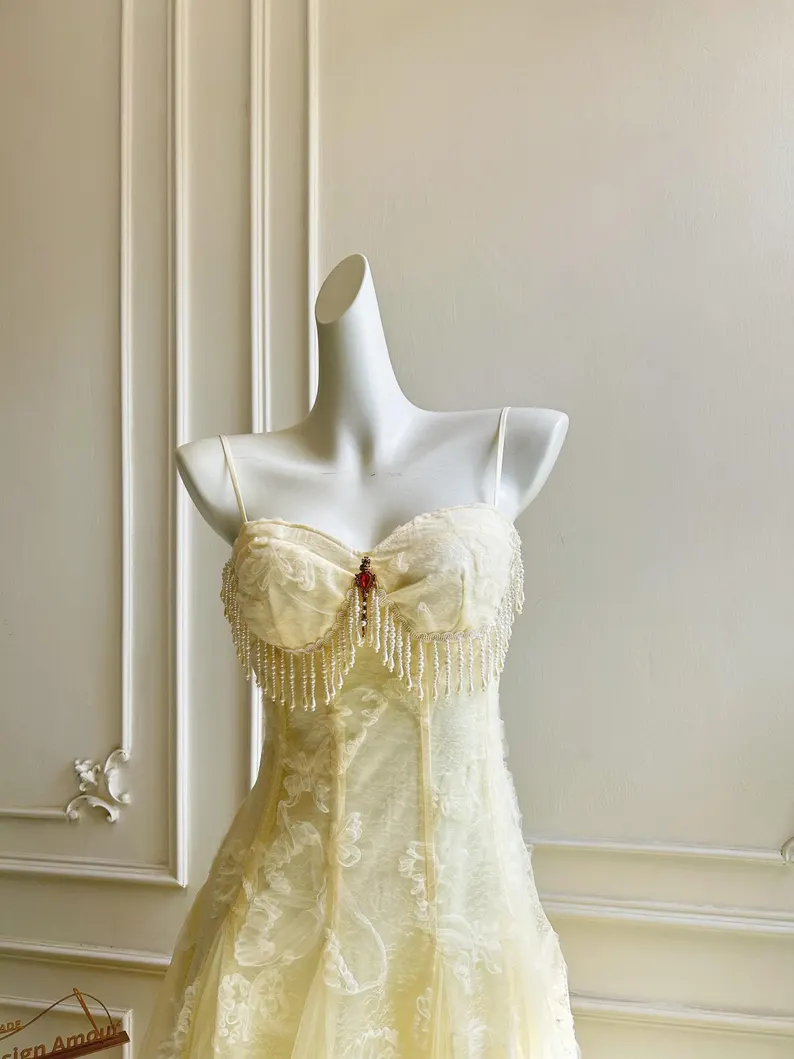 Vintage elfenbeinfarbenes, trägerloses A-Linien-Tüll-Ballkleid mit Perlen DP8404
