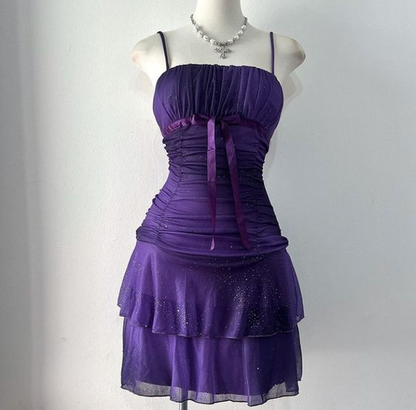 Robe mini à paillettes violettes scintillantes, à volants et bretelles spaghetti, idéale pour une soirée cocktail (DP3417)