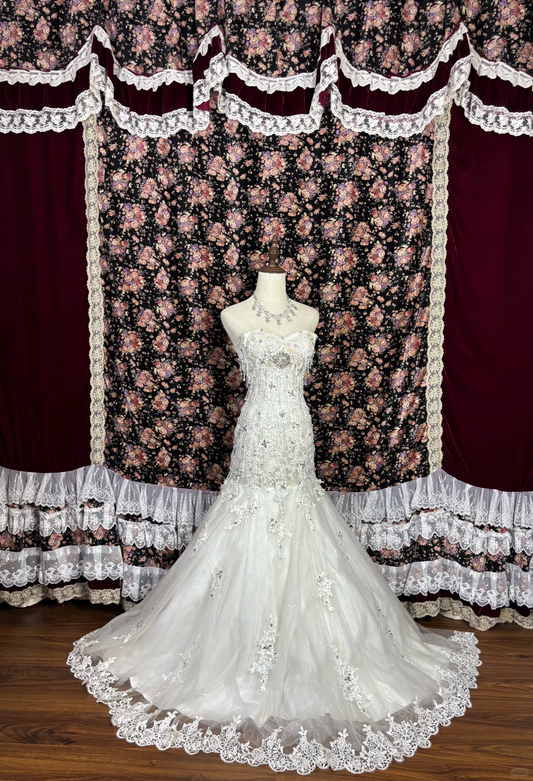 Robe de mariée sirène glamour sans bretelles, décolleté cœur, dentelle et perles DP7073