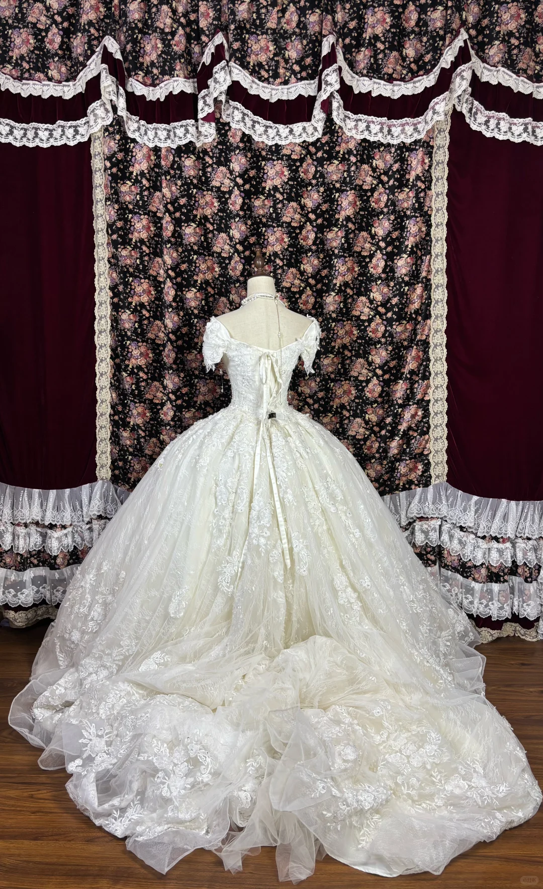Robe de mariée vintage en dentelle, épaules dénudées, coupe trapèze, broderies florales, DP7063