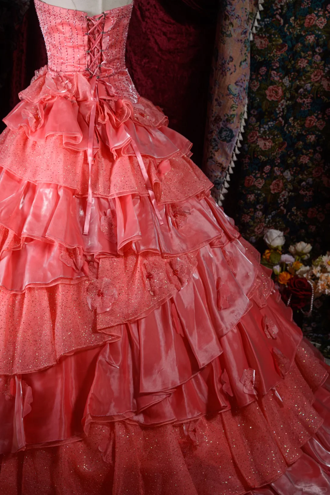 Magnifique robe de bal corail sans bretelles à volants superposés et fleurs 3D pour Sweet 15 ou Quinceañera DP7403