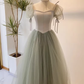 Elegantes, salbeigrünes Tüll-Abendkleid mit eckigem Ausschnitt, transparenten Puffärmeln und Brautjungfern-/Ballkleid DP7723