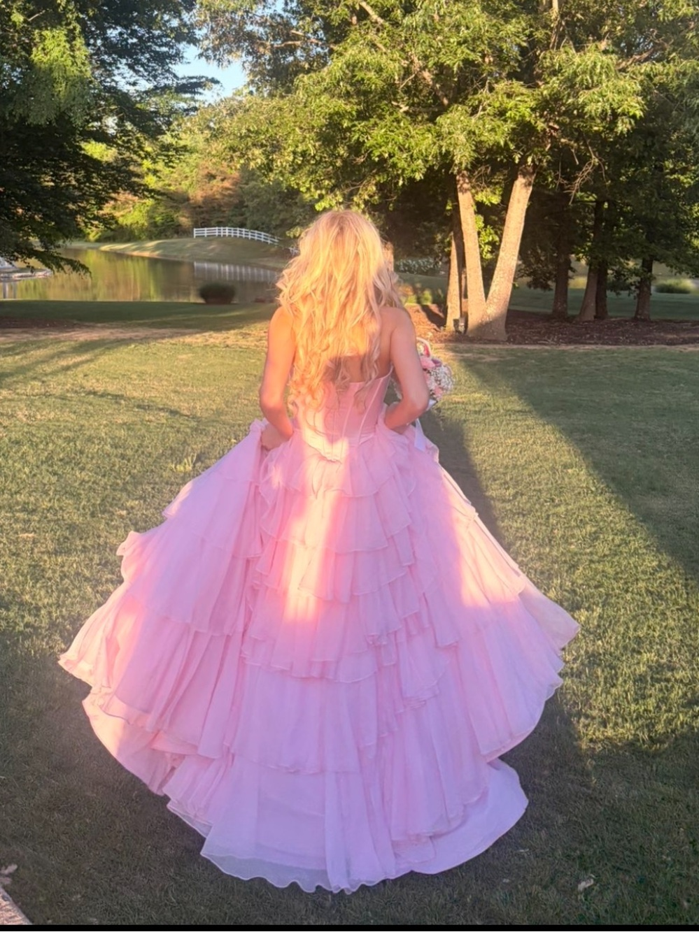 Elegantes pinkfarbenes, trägerloses Tüllkleid mit Perlen, Schleife, Korsett-Oberteil, gestuften Rüschen, hohem Schlitz für Sweet 15/Quinceanera, Ballkleid DP8370