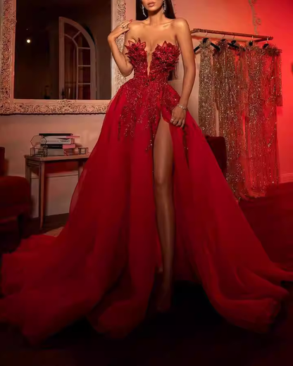 Atemberaubendes rotes, trägerloses Ballkleid mit 3D-Blumenstickerei, Perlenbesatz, hohem Schlitz und A-Linien-Schnitt DP8105