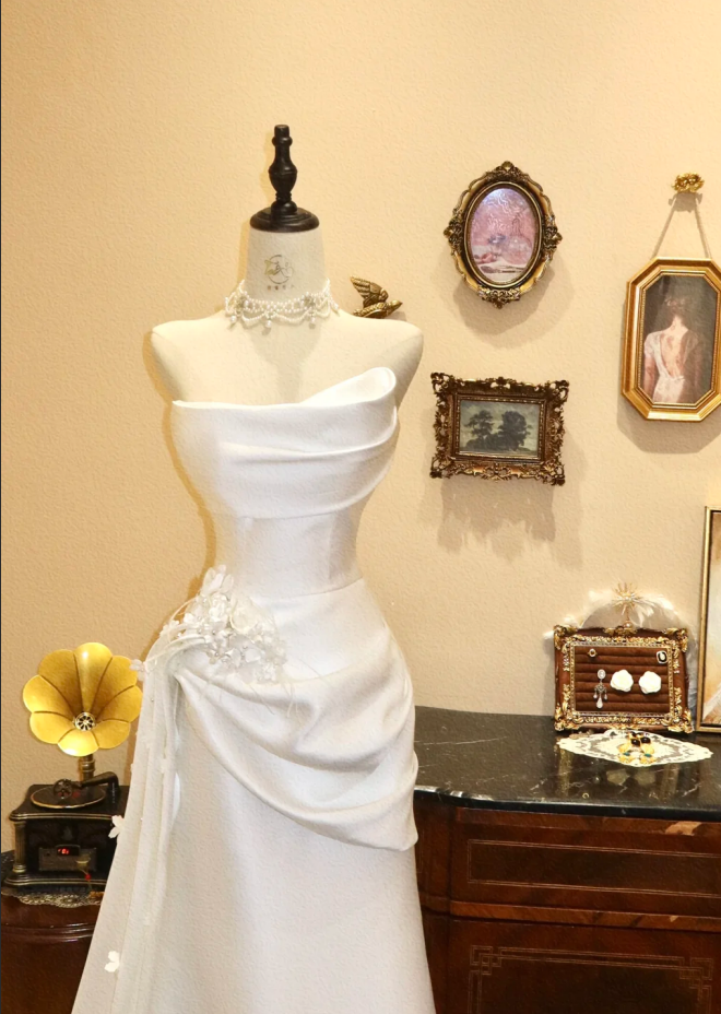 Robe de mariée élégante en satin sans bretelles, ornée de fleurs, coupe fourreau, DP7156