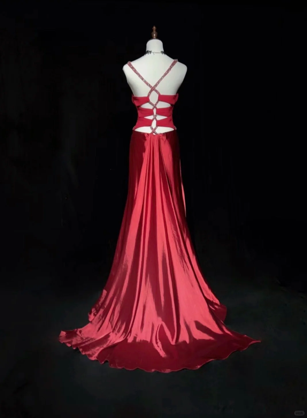 Robe de bal glamour rouge en satin ornée de perles, fourreau, décolleté plongeant, DP7105
