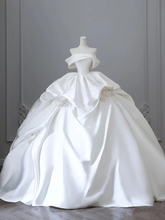 Elegantes weißes schulterfreies A-Linien-Brautkleid mit Rüschen im Ballkleid-Design aus Satin, DP6113