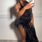 Sexy schwarzes Neckholder-Ballkleid mit Federn, DP1685