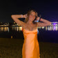 Süßes orangefarbenes Satin-Etuikleid mit Spaghettiträgern, kurzes Partykleid, Cocktailkleid, Heimkehrkleid, DP6526